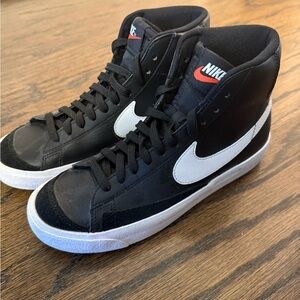 Nike Kids’ Blazer Mid ‘77 Black Sneakers. VEUC.